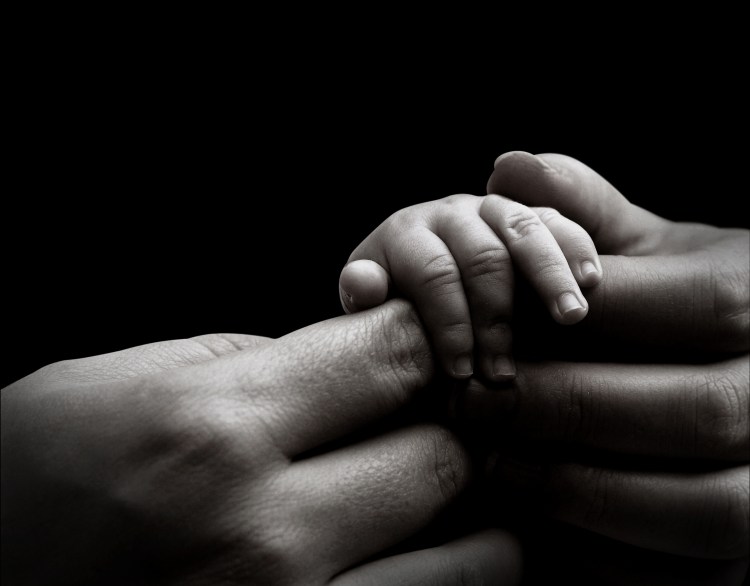baby-hand-holding-mothers-hand1